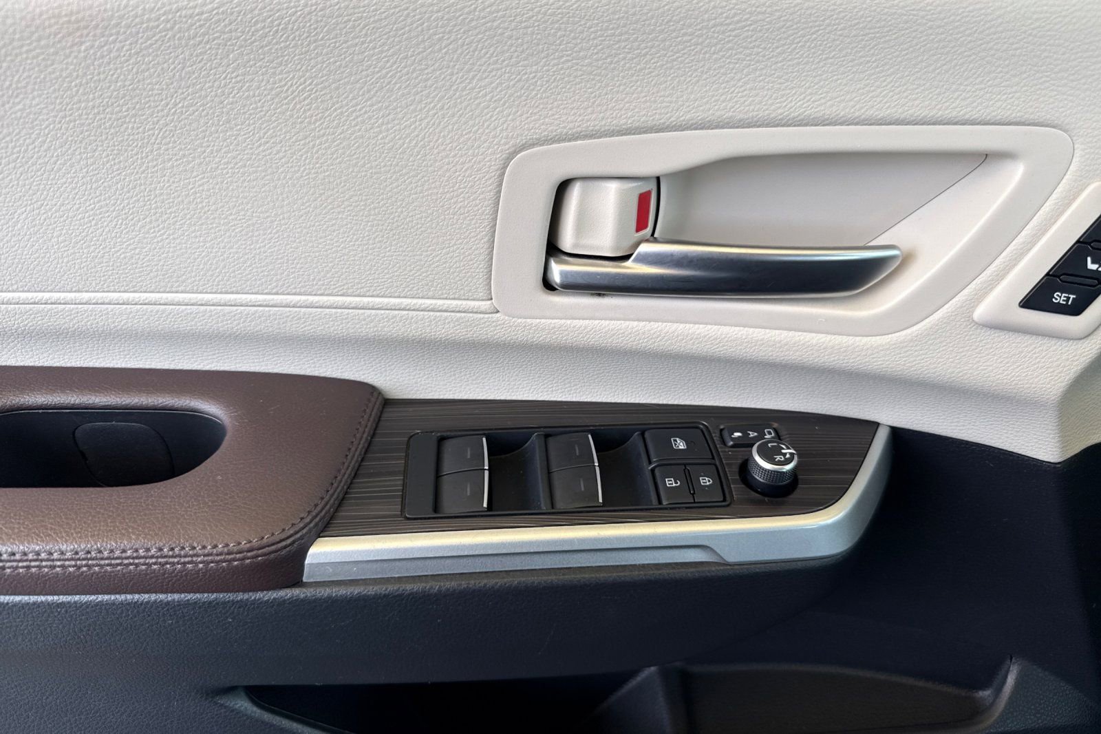 Certified 2021 Toyota Sienna Platinum image 13