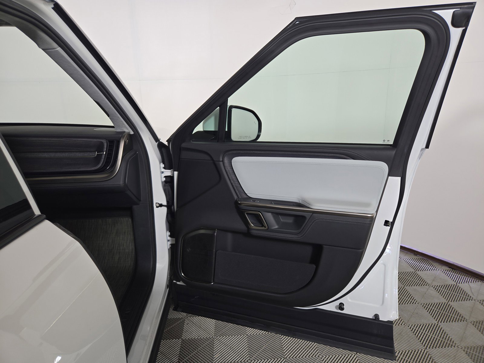 Used 2024 Rivian R1S Adventure AWD/4WD image 18