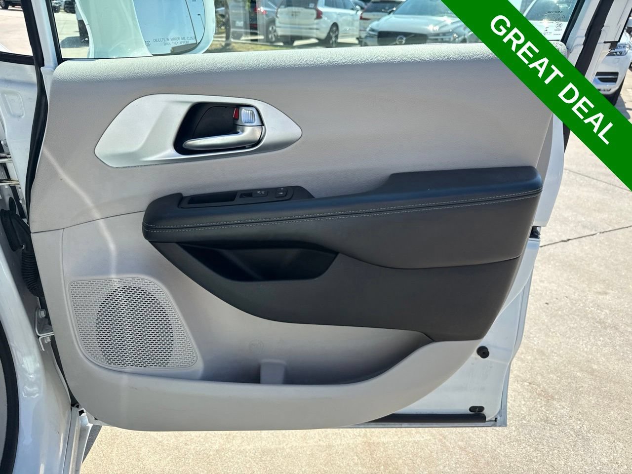 Used 2018 Chrysler Pacifica Touring-L FWD image 9
