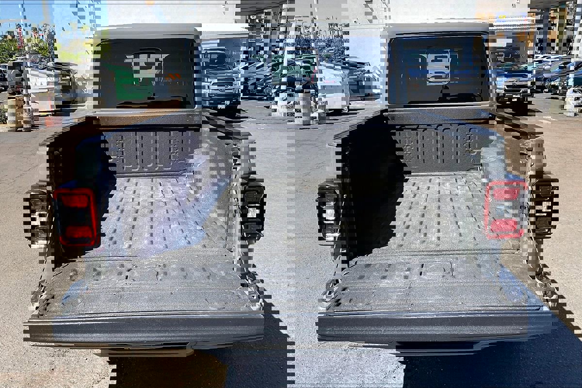 Used 2023 Jeep Gladiator Overland image 13