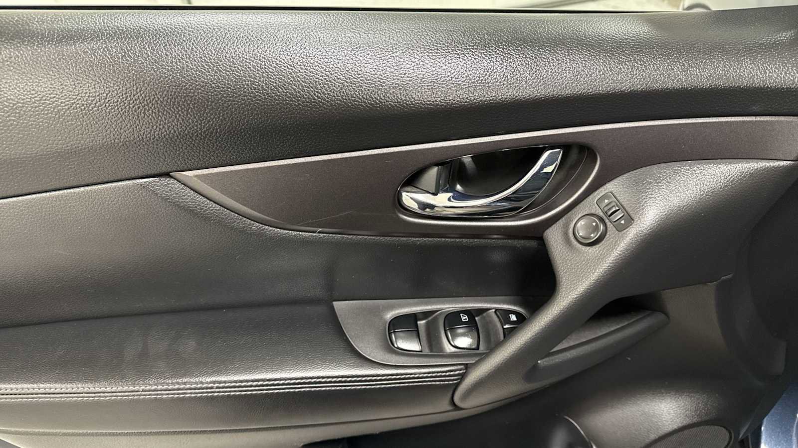 Used 2016 Nissan Rogue SV w/ SV Premium Package image 15