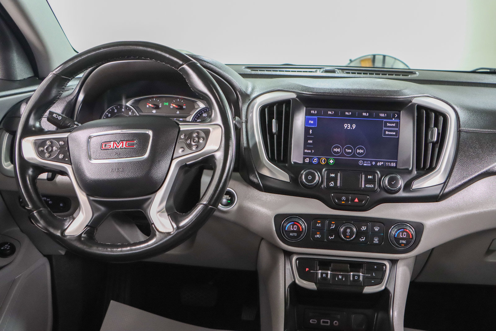 Used 2023 GMC Terrain SLT image 17