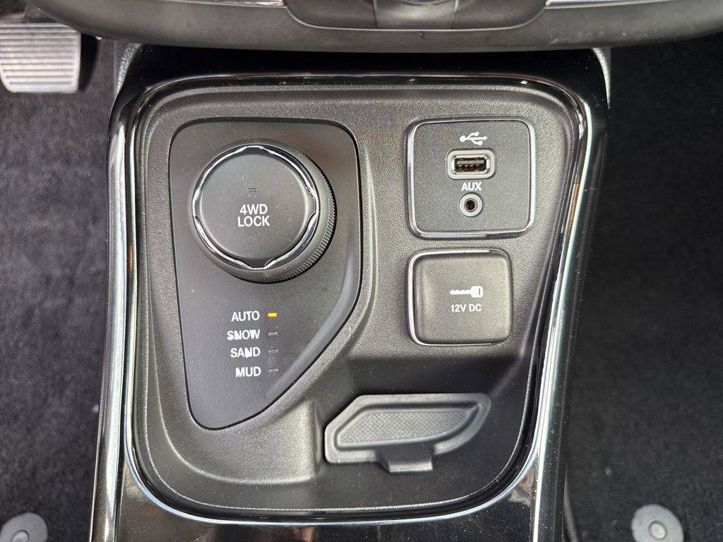 Used 2018 Jeep Compass Limited w/ Navigation Group AWD/4WD image 39