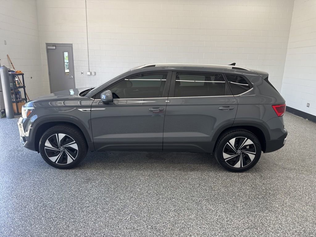 Used 2024 Volkswagen Taos SE w/ Panoramic Sunroof Package AWD/4WD image 2