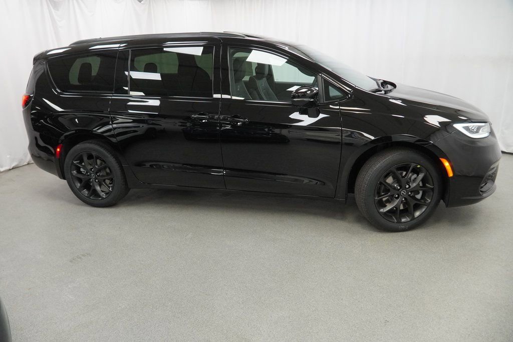 New 2026 Chrysler Pacifica Limited w/ S Appearance Package image 9