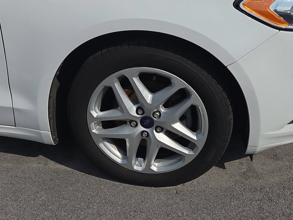Used 2015 Ford Fusion SE w/ Equipment Group 202A FWD image 2