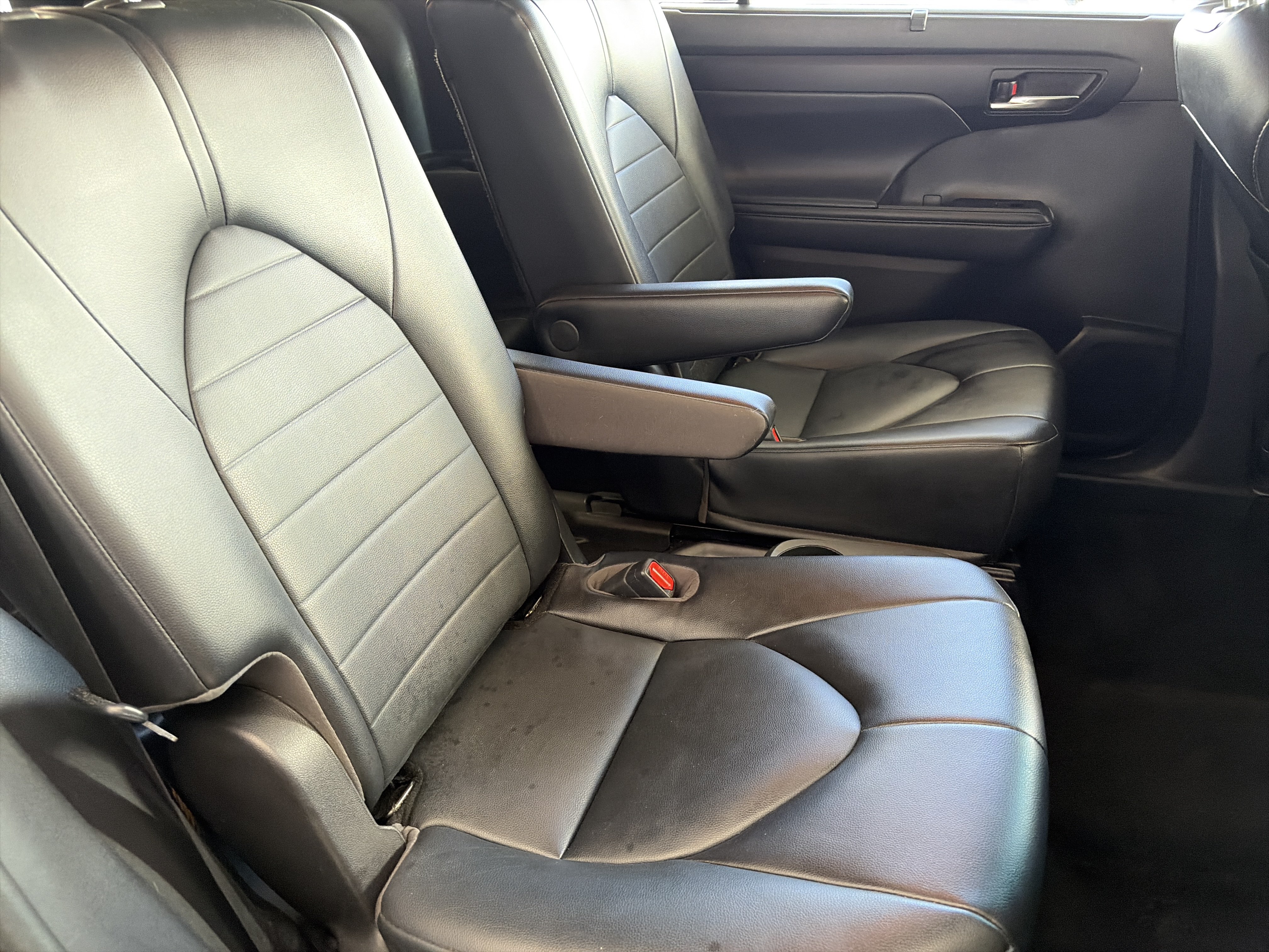 Used 2022 Toyota Highlander XLE FWD image 13
