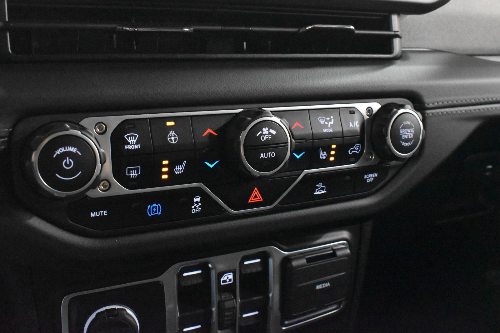 Used 2025 Jeep Wrangler Sahara image 18