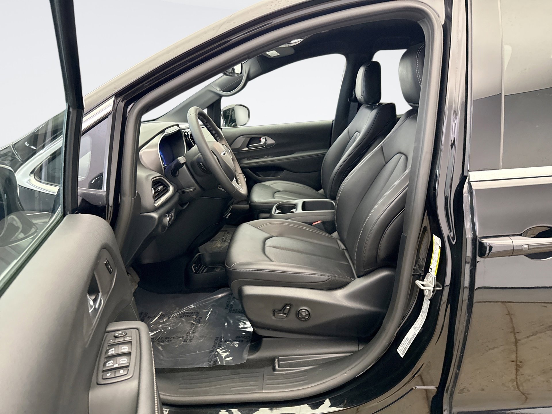 Used 2025 Chrysler Pacifica Select image 10