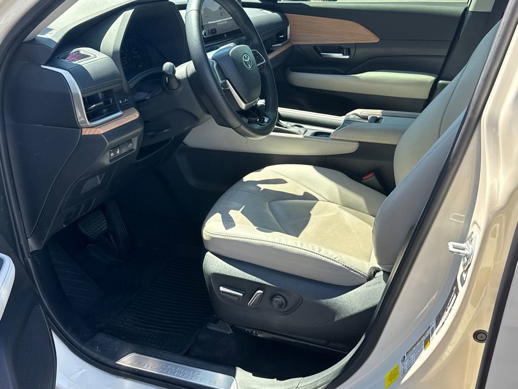 Used 2024 Toyota Grand Highlander Limited image 9