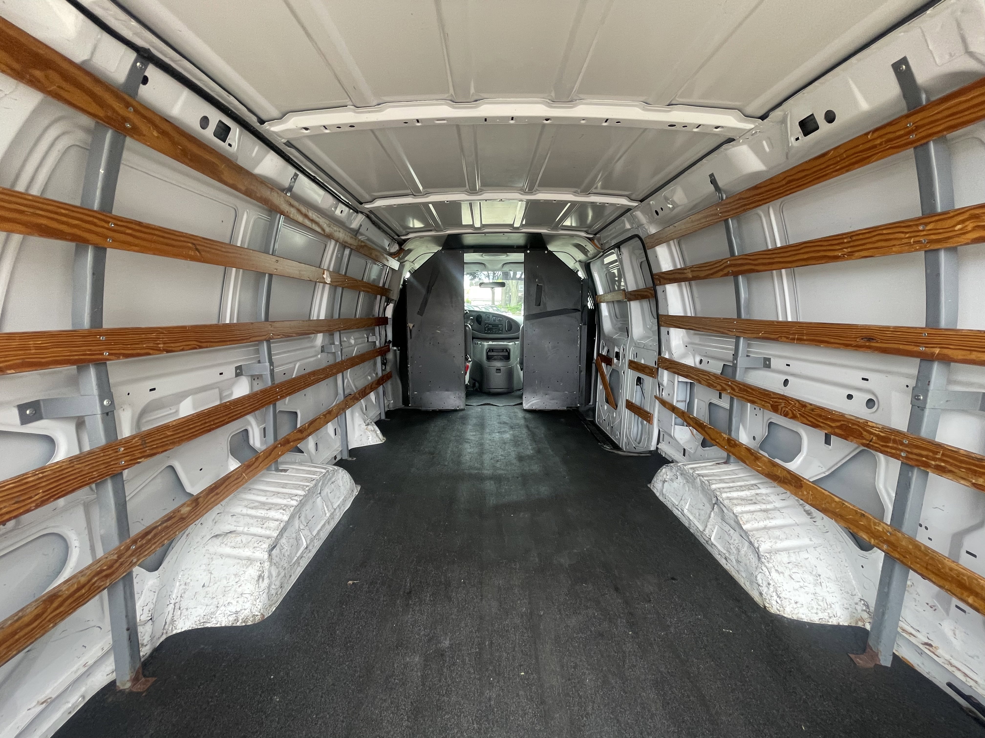 Used 2005 Ford E-350 and Econoline 350 Extended Super Duty image 8