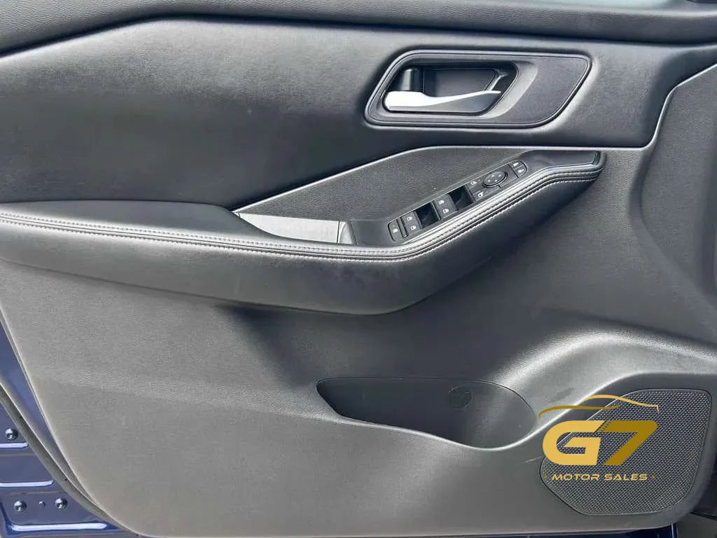 Used 2024 Nissan Rogue SV AWD/4WD image 16