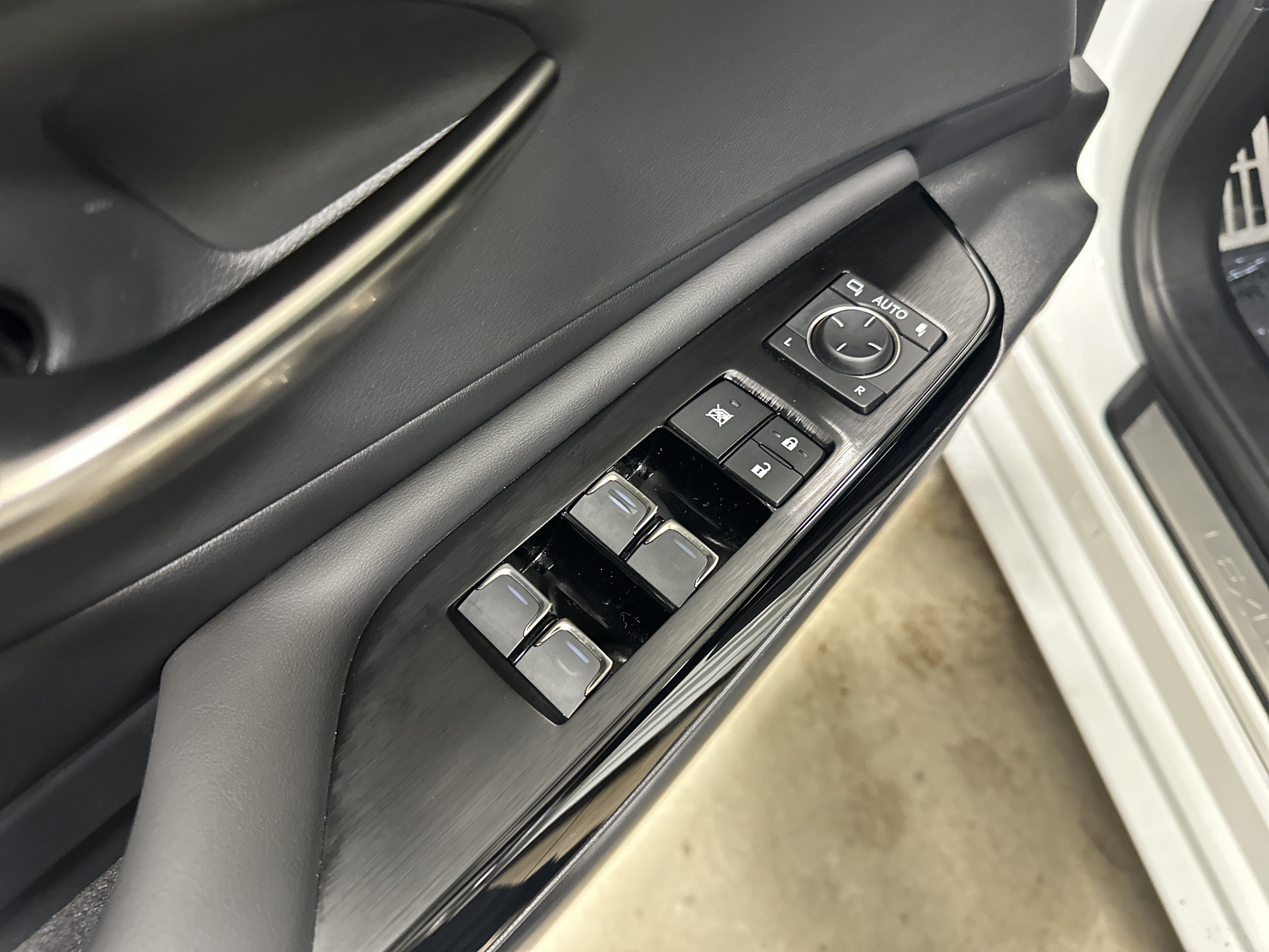 Certified 2022 Lexus ES 350 F Sport w/ Accessory Package FWD image 15