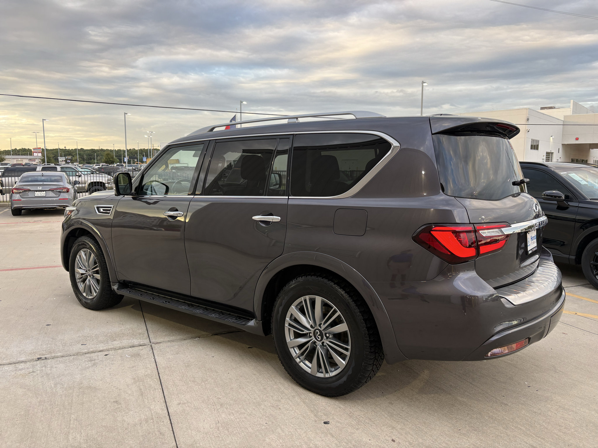 Used 2022 INFINITI QX80 Luxe RWD image 3