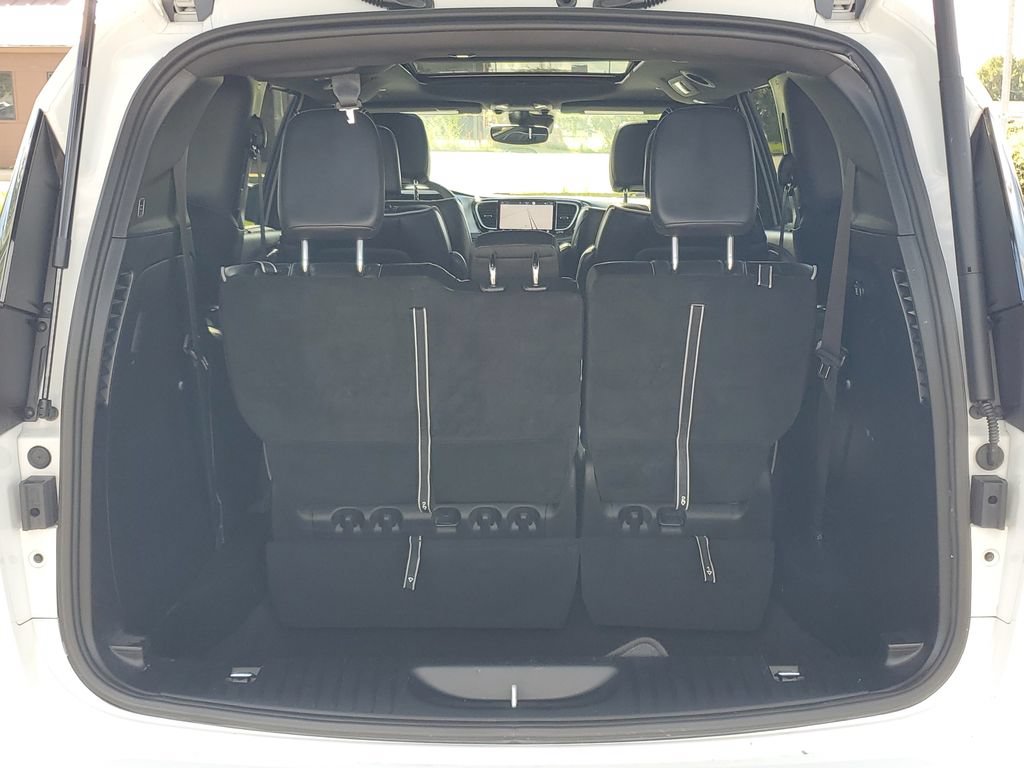 Used 2026 Chrysler Pacifica Limited FWD image 32
