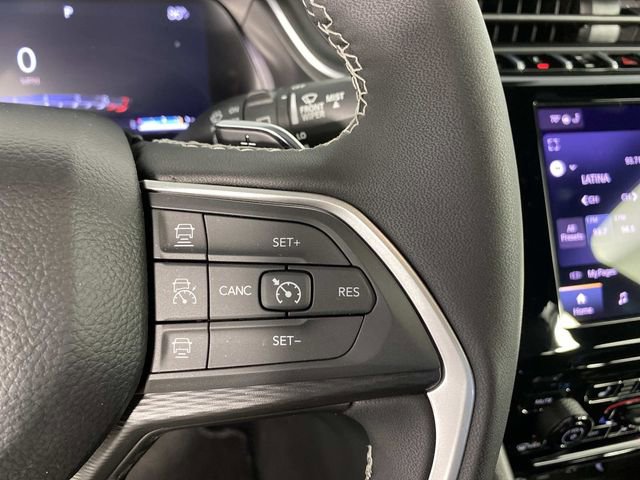 Used 2025 Jeep Grand Cherokee Altitude AWD/4WD image 16