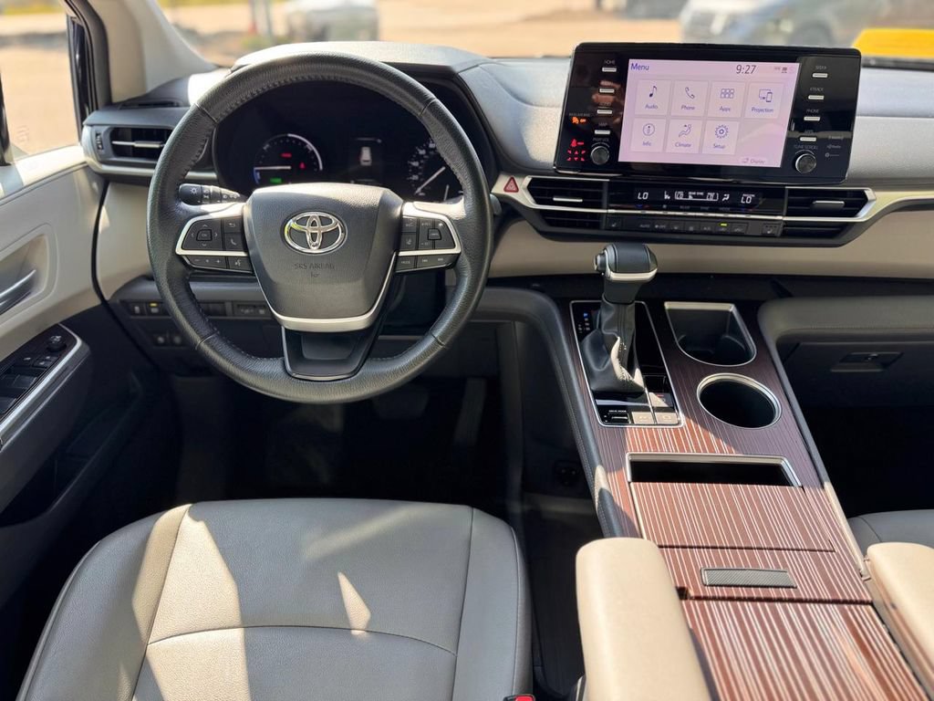 Used 2023 Toyota Sienna XLE FWD image 25
