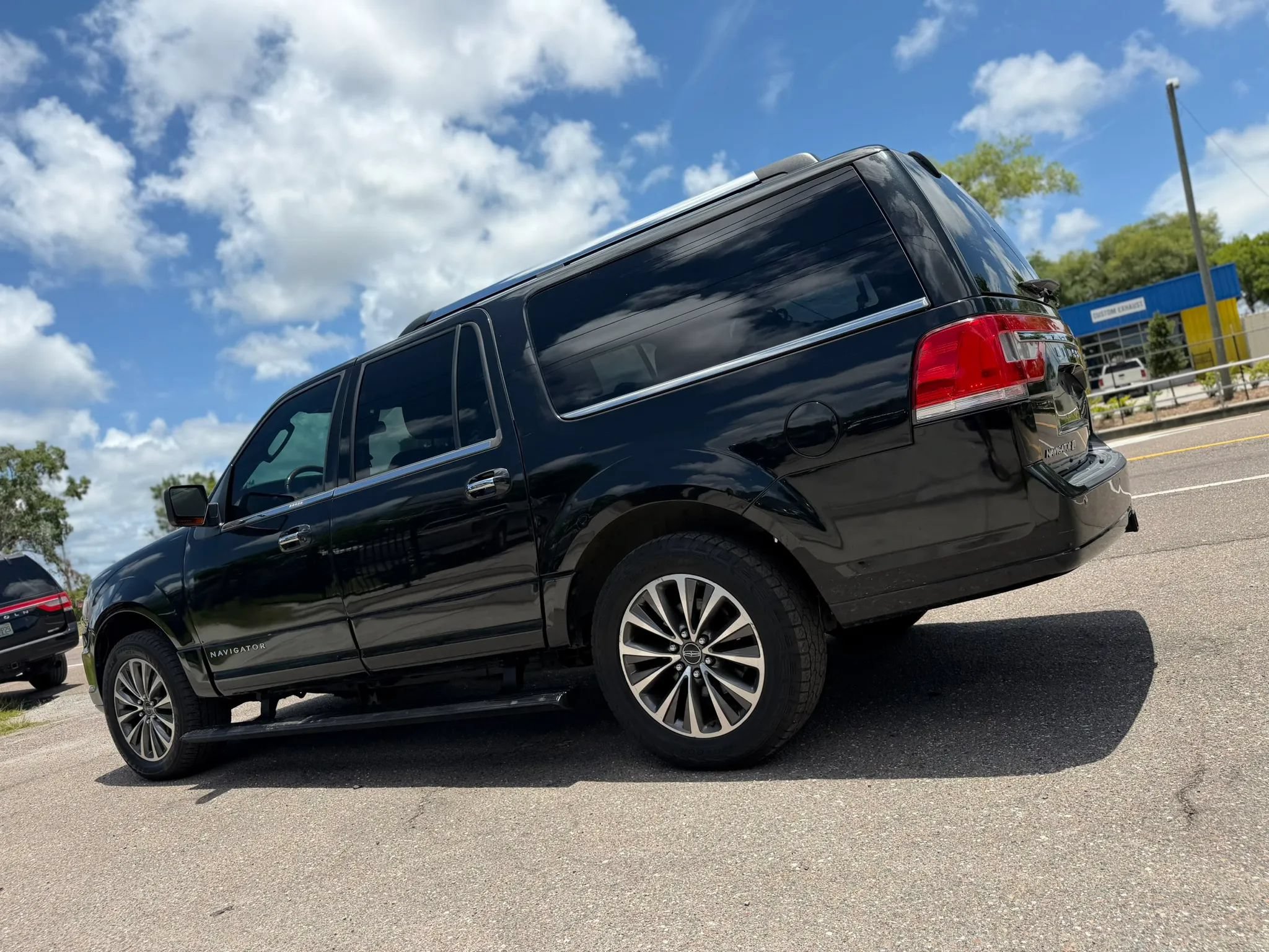 Used 2015 Lincoln Navigator L 4WD image 3