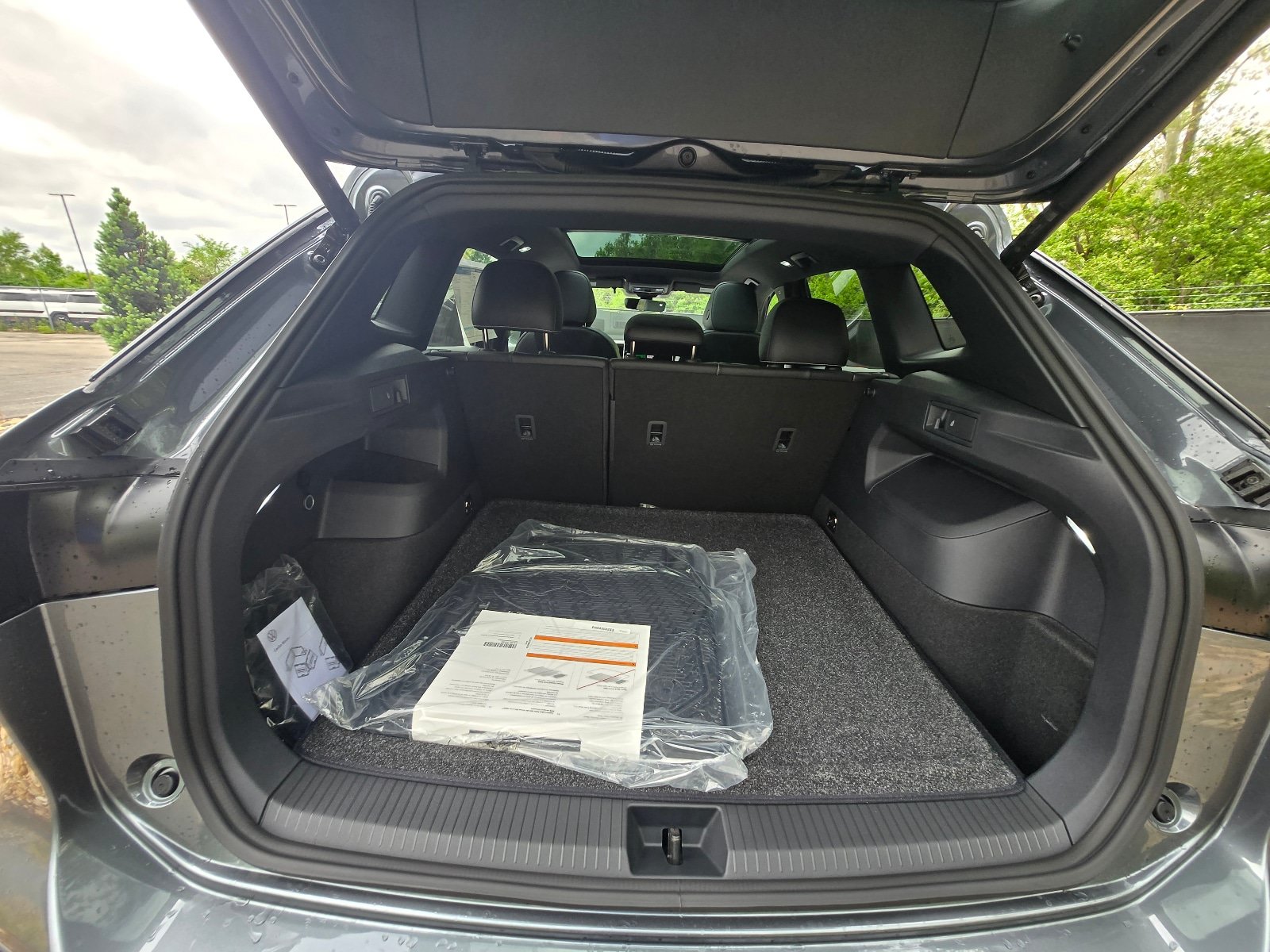 New 2026 Volkswagen Tiguan SE R-Line FWD image 12