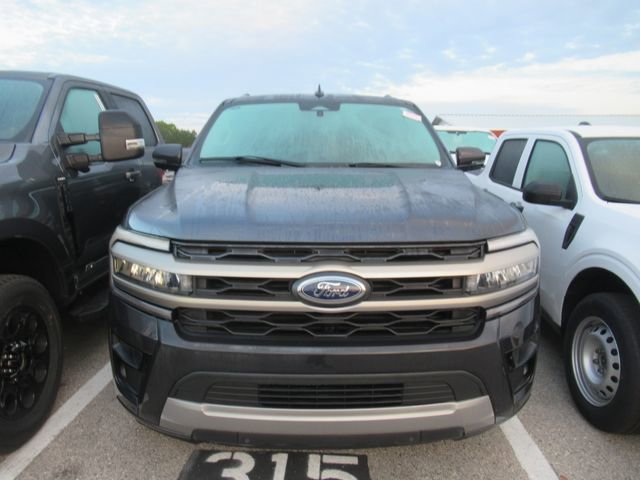 Used 2023 Ford Expedition XLT RWD image 2