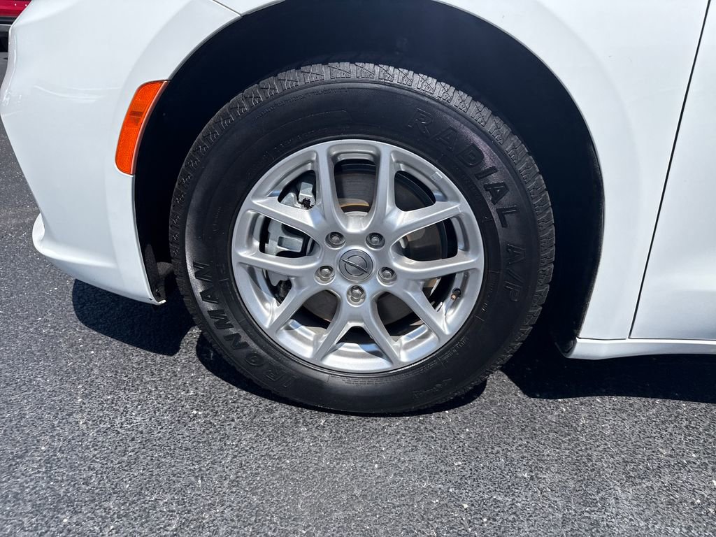 Used 2023 Chrysler Pacifica Touring-L FWD image 30