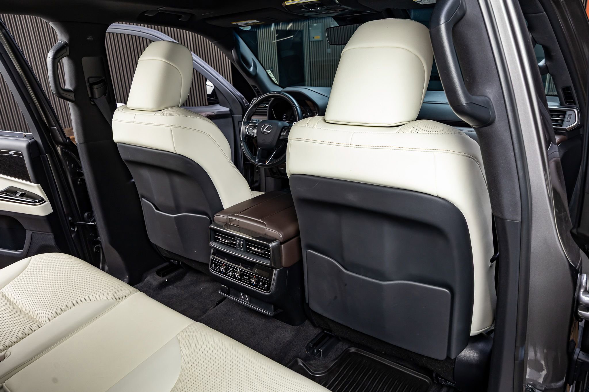 Used 2024 Lexus LX 600 4WD w/ Luxury Package image 30