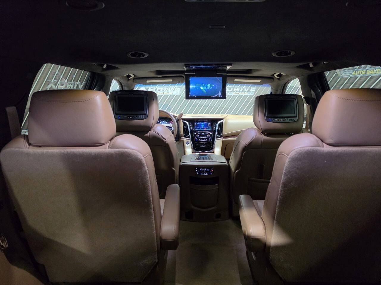 Used 2017 Cadillac Escalade Platinum RWD image 34