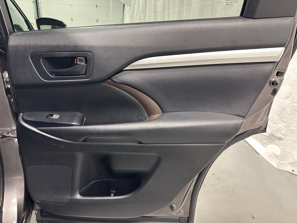 Used 2018 Toyota Highlander Plus w/ Carpet Mat Package (TMS) AWD/4WD image 46