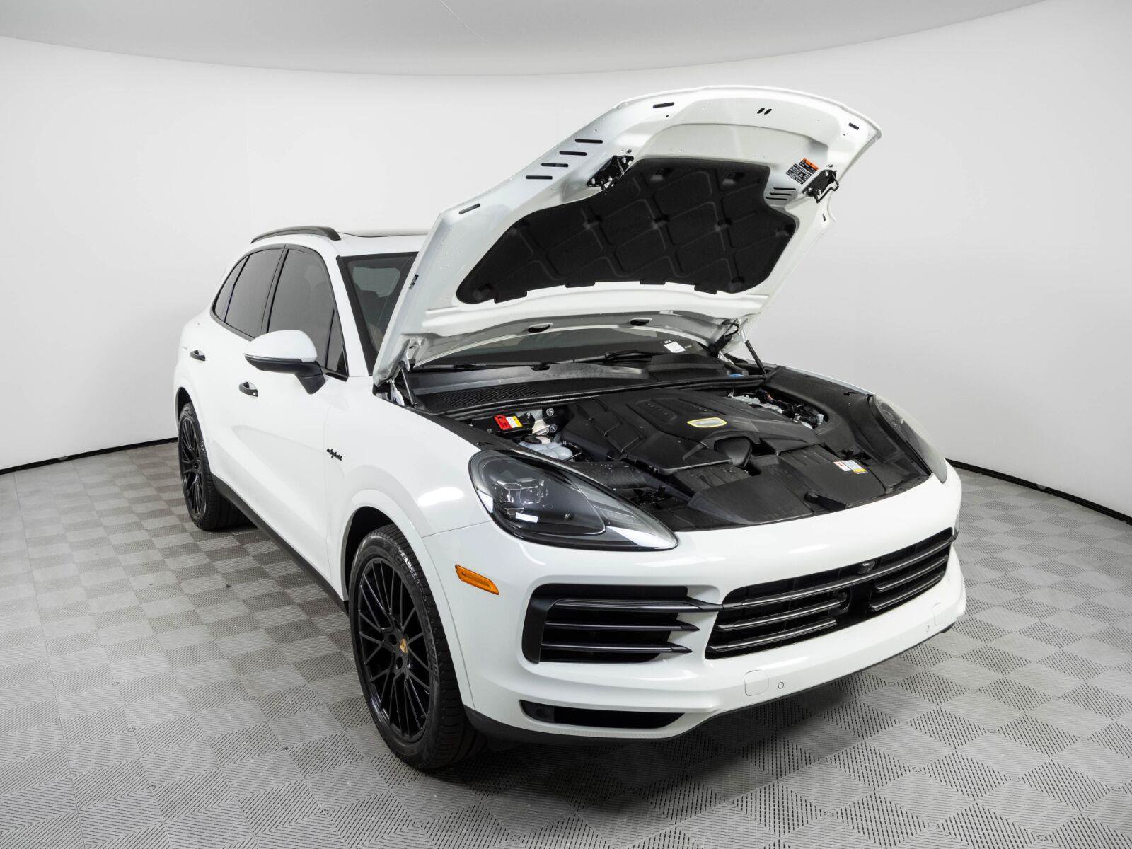 Certified 2023 Porsche Cayenne Platinum Edition AWD/4WD image 33