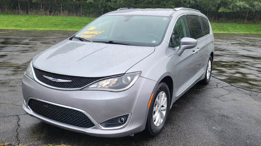 Used 2018 Chrysler Pacifica Touring-L FWD image 3