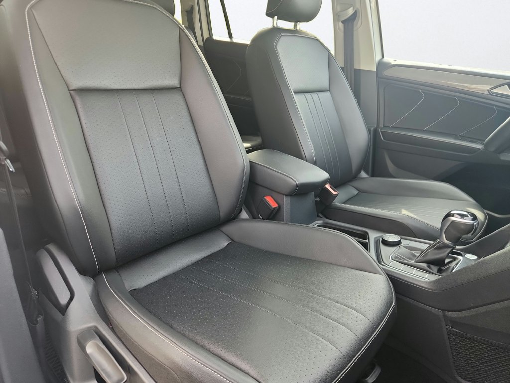 Certified 2022 Volkswagen Tiguan SE w/ Panoramic Sunroof Package AWD/4WD image 26