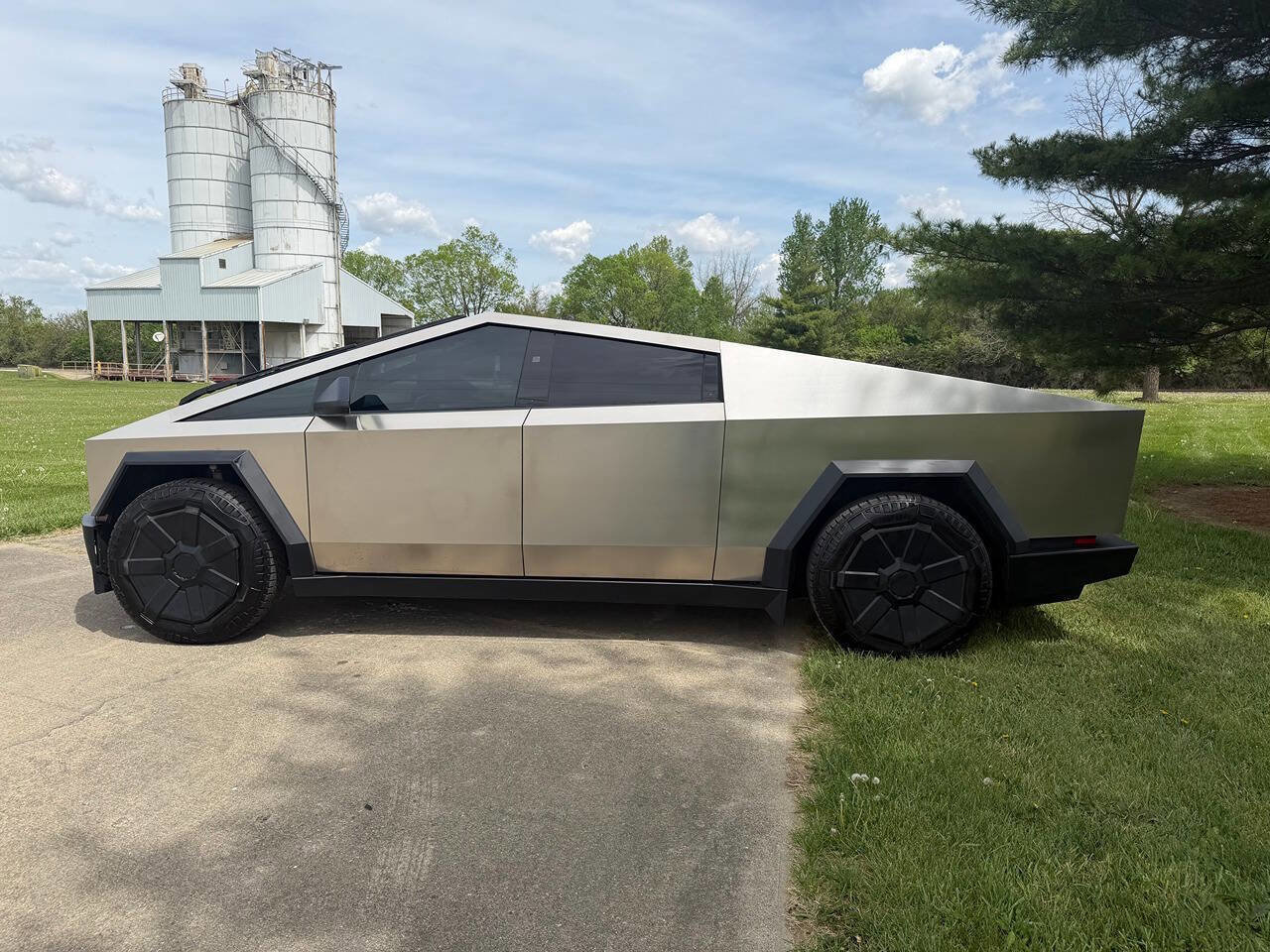 Used 2024 Tesla Cybertruck AWD Crew Cab image 8