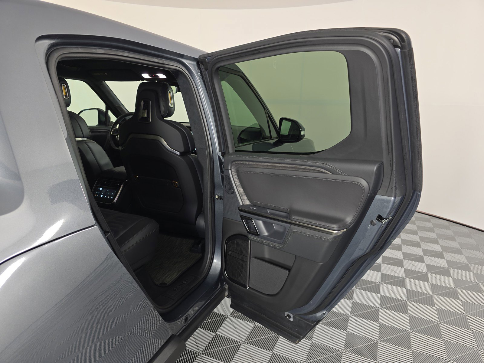 Used 2023 Rivian R1T Adventure AWD/4WD image 17