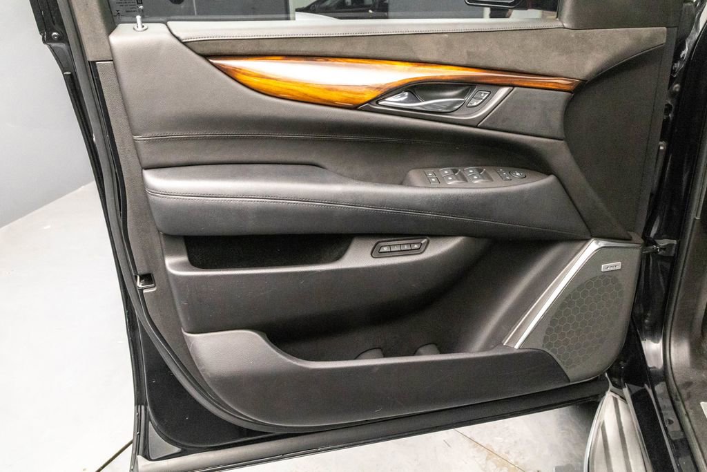 Used 2015 Cadillac Escalade Luxury image 22
