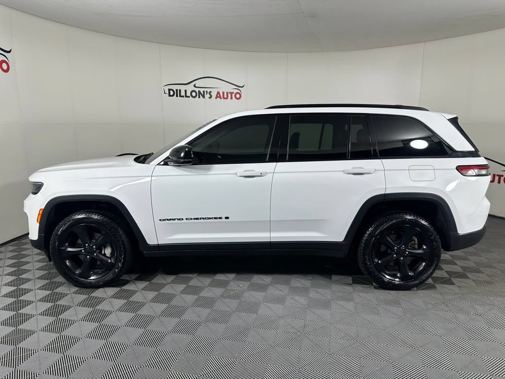 Used 2023 Jeep Grand Cherokee Limited w/ Black Appearance Package AWD/4WD image 3