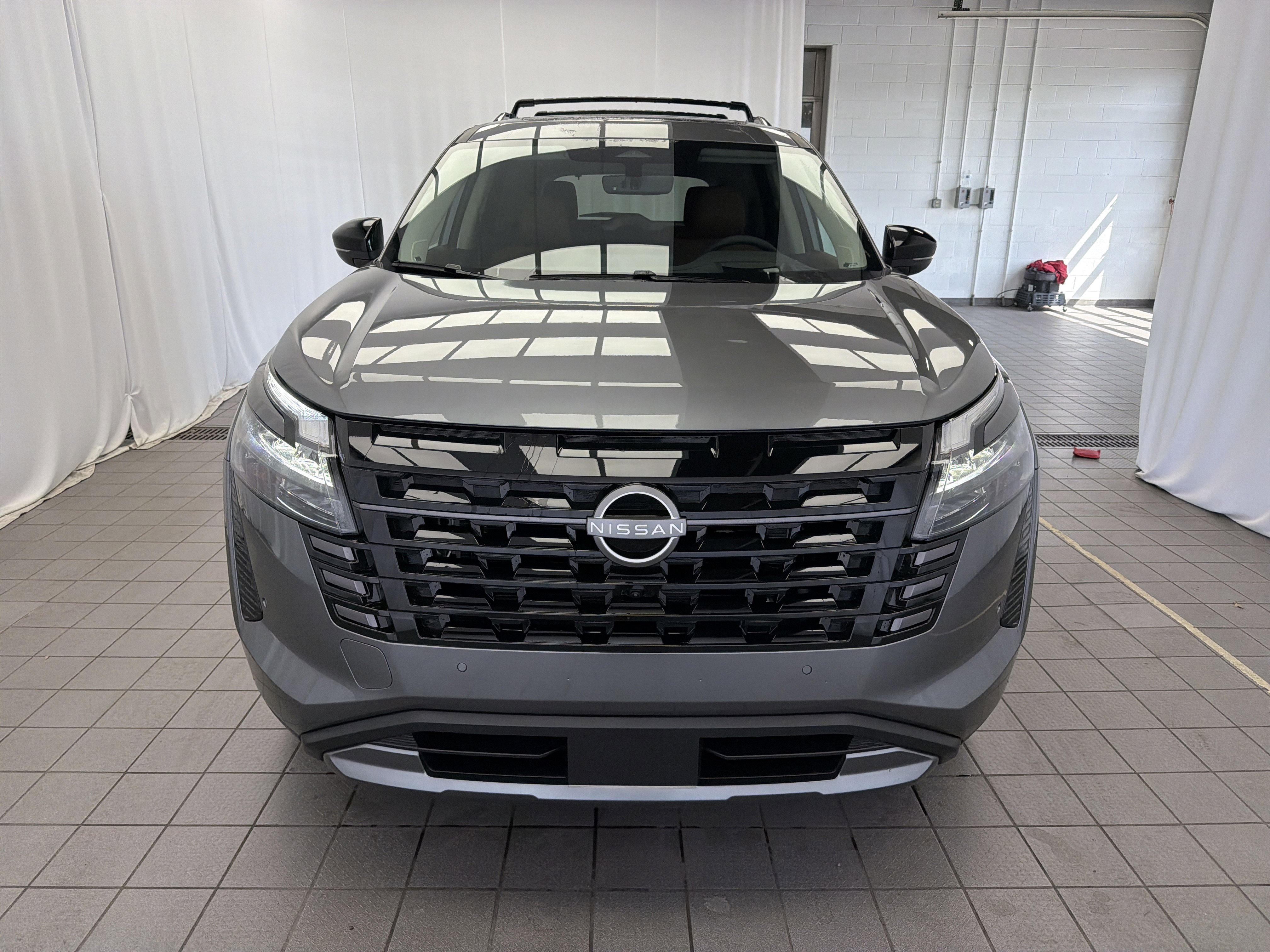Used 2026 Nissan Pathfinder Platinum AWD/4WD image 2