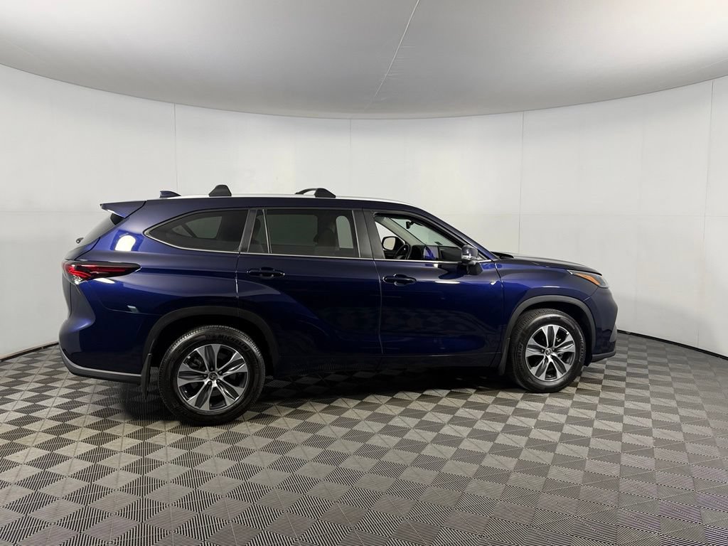Used 2024 Toyota Highlander XLE FWD image 6