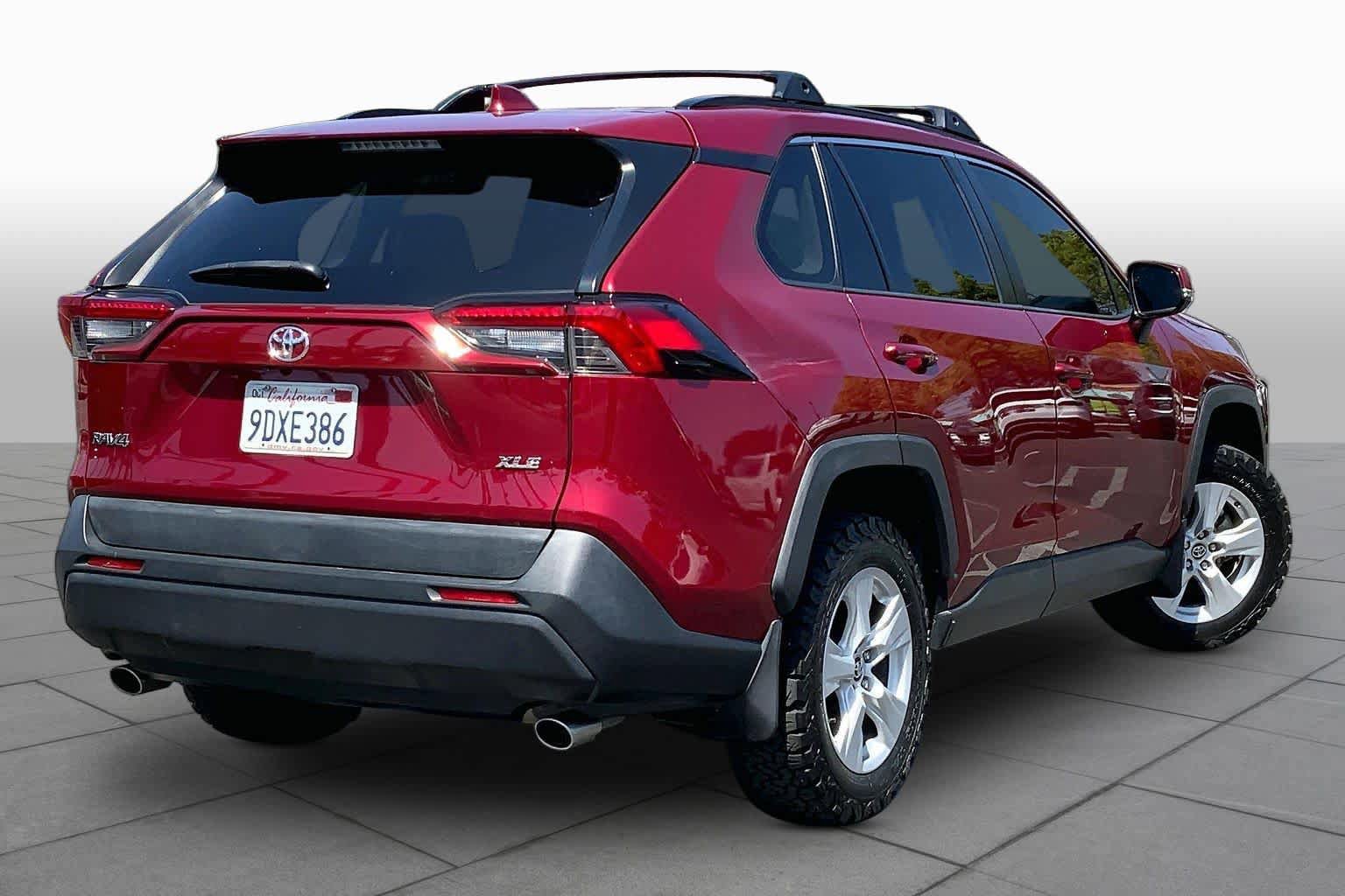 Used 2019 Toyota RAV4 XLE w/ Convenience Package FWD image 12