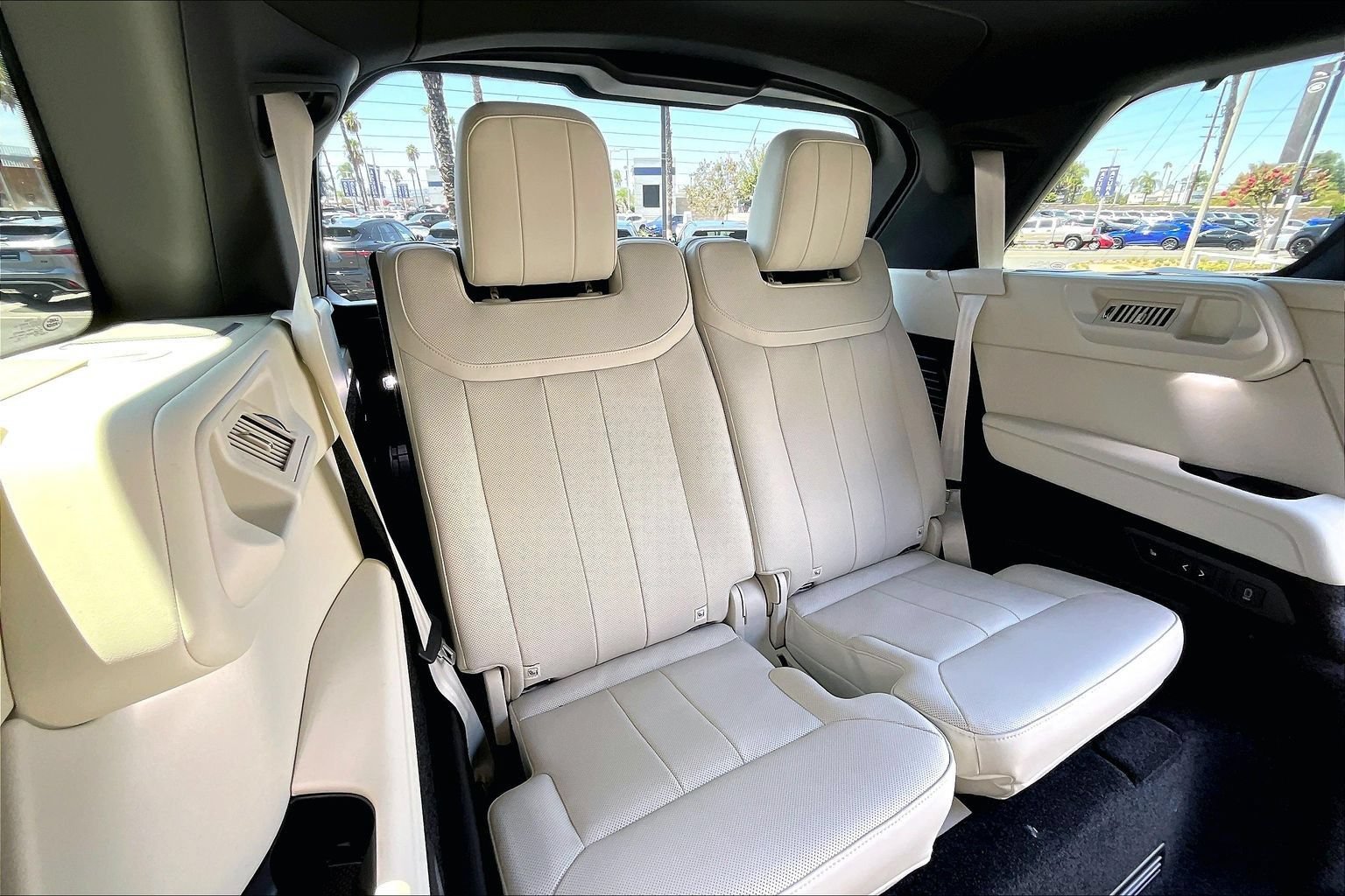 New 2026 Land Rover Range Rover Long Wheelbase SE AWD/4WD image 11