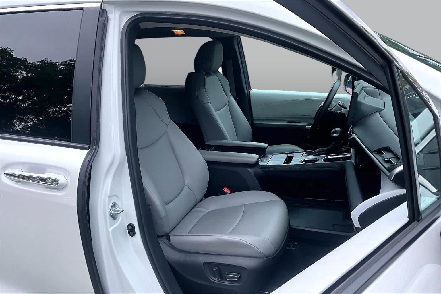 Used 2025 Toyota Sienna XLE FWD image 9