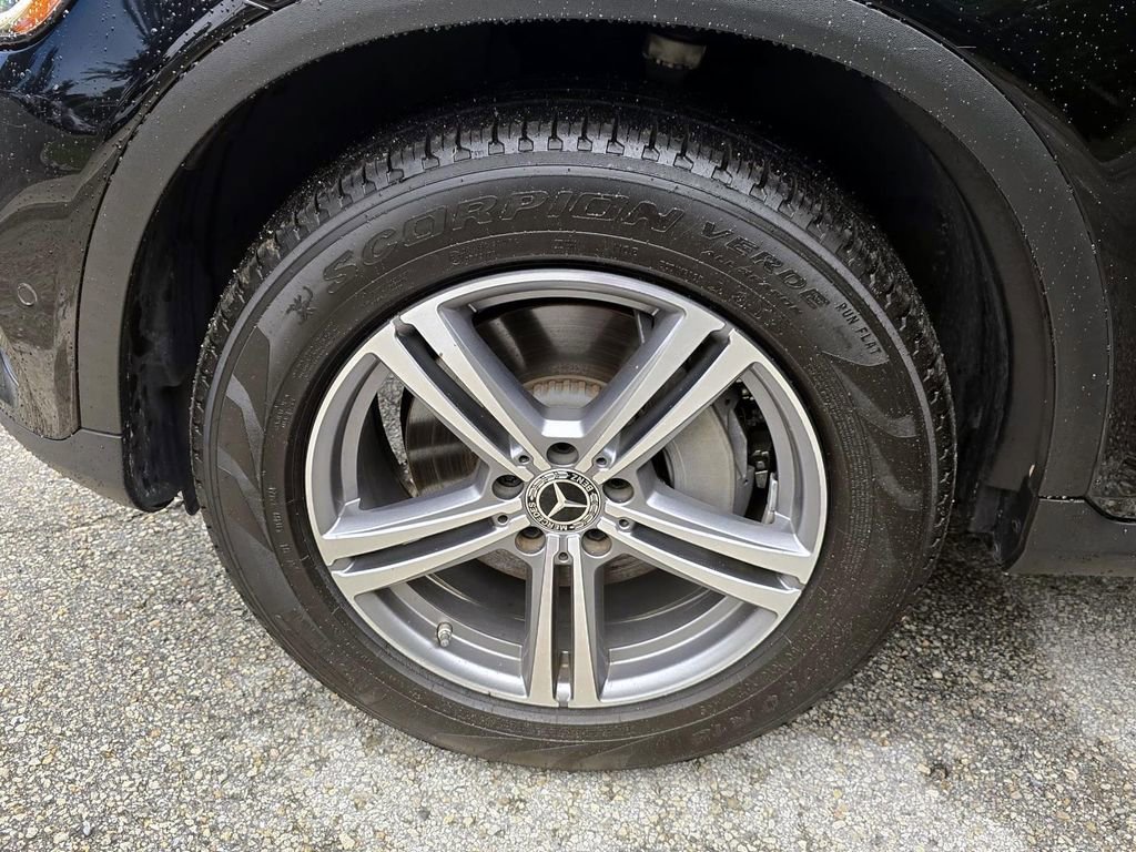 Used 2022 Mercedes-Benz GLC 300 4MATIC w/ Premium Package Lite image 9