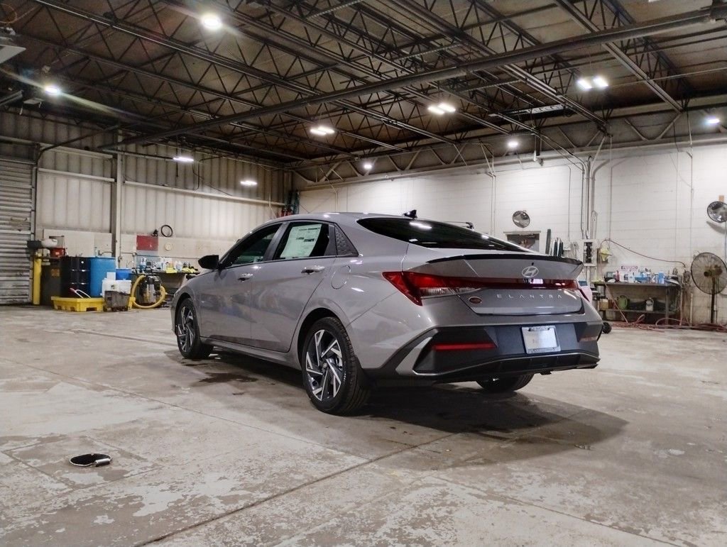 Used 2025 Hyundai Elantra Sport image 5