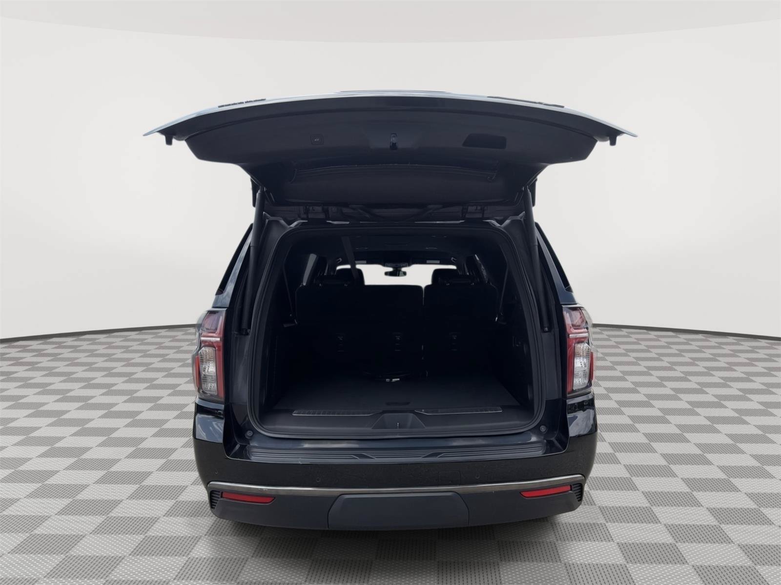 Used 2022 Chevrolet Suburban RST w/ Luxury Package AWD/4WD image 6
