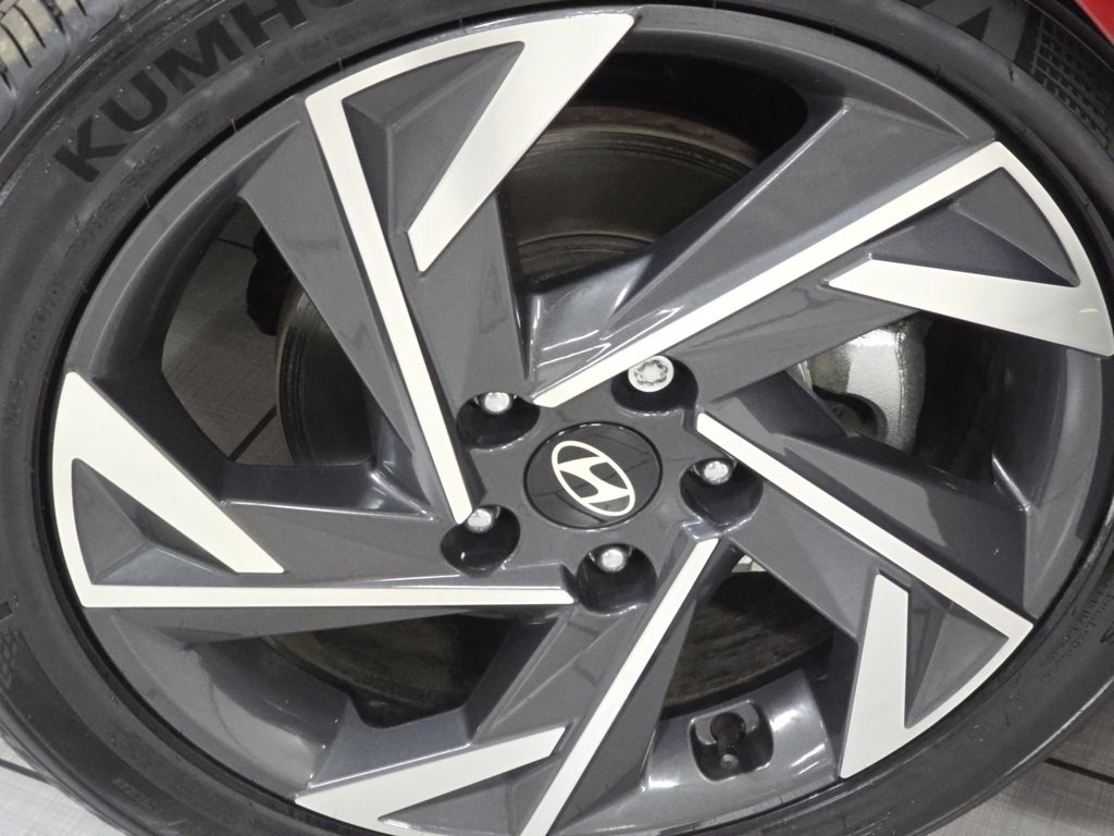 Used 2025 Hyundai Elantra Sport image 13