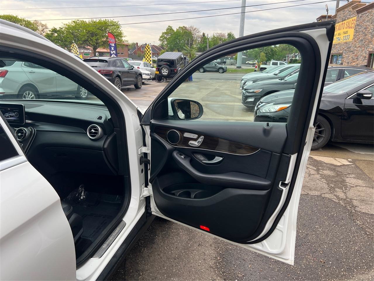 Used 2019 Mercedes-Benz GLC 300 4MATIC image 34