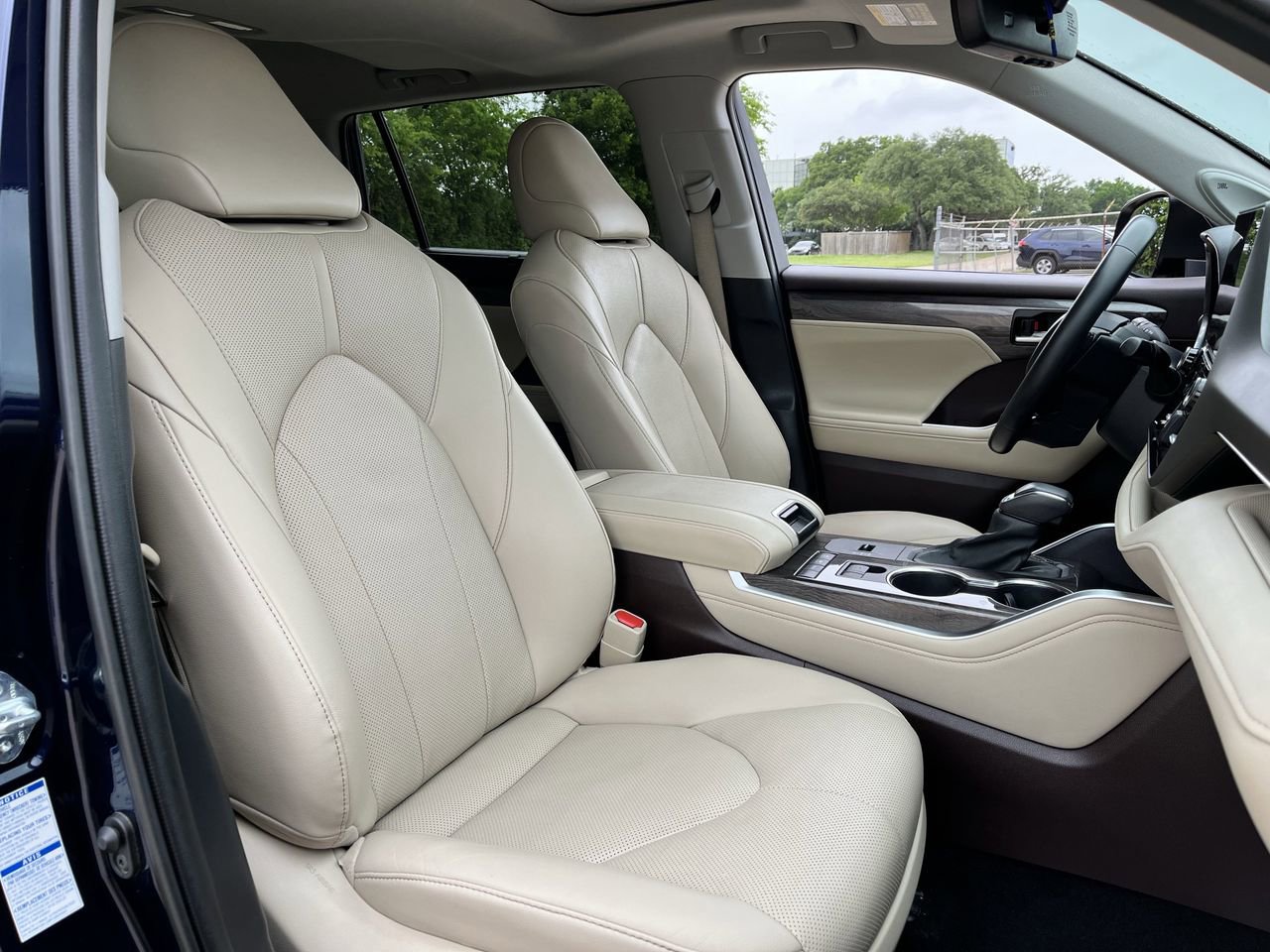 Used 2021 Toyota Highlander Limited image 25