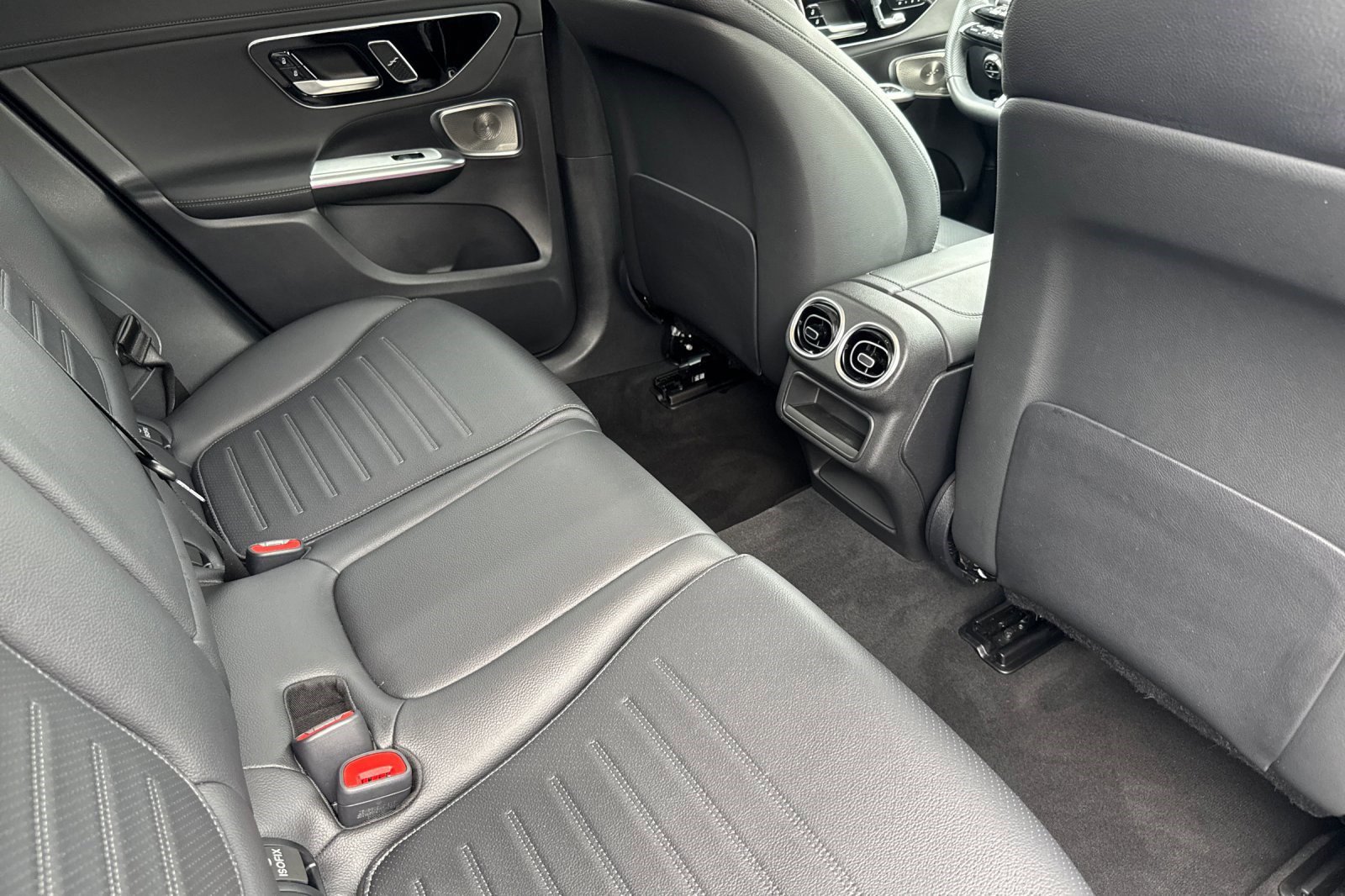 Used 2025 Mercedes-Benz GLC 300 4MATIC image 32