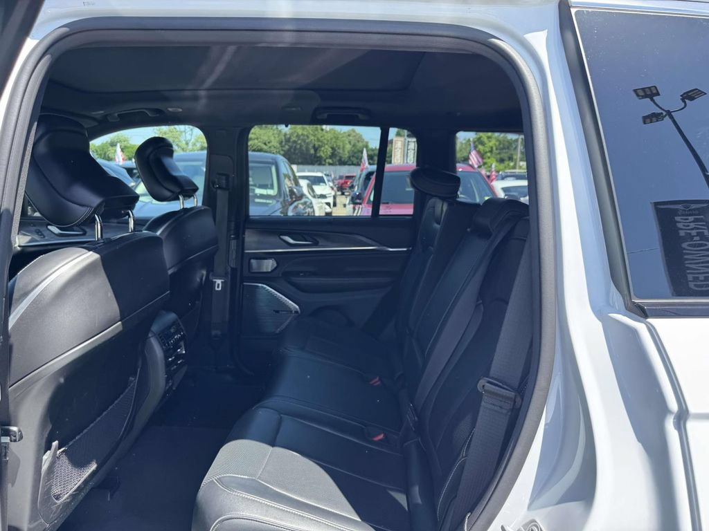 Used 2022 Jeep Grand Cherokee Overland AWD/4WD image 12