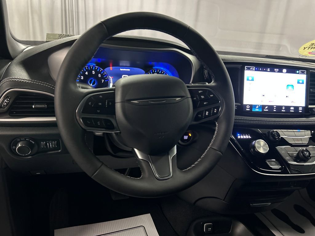 New 2027 Chrysler Pacifica Select FWD image 13