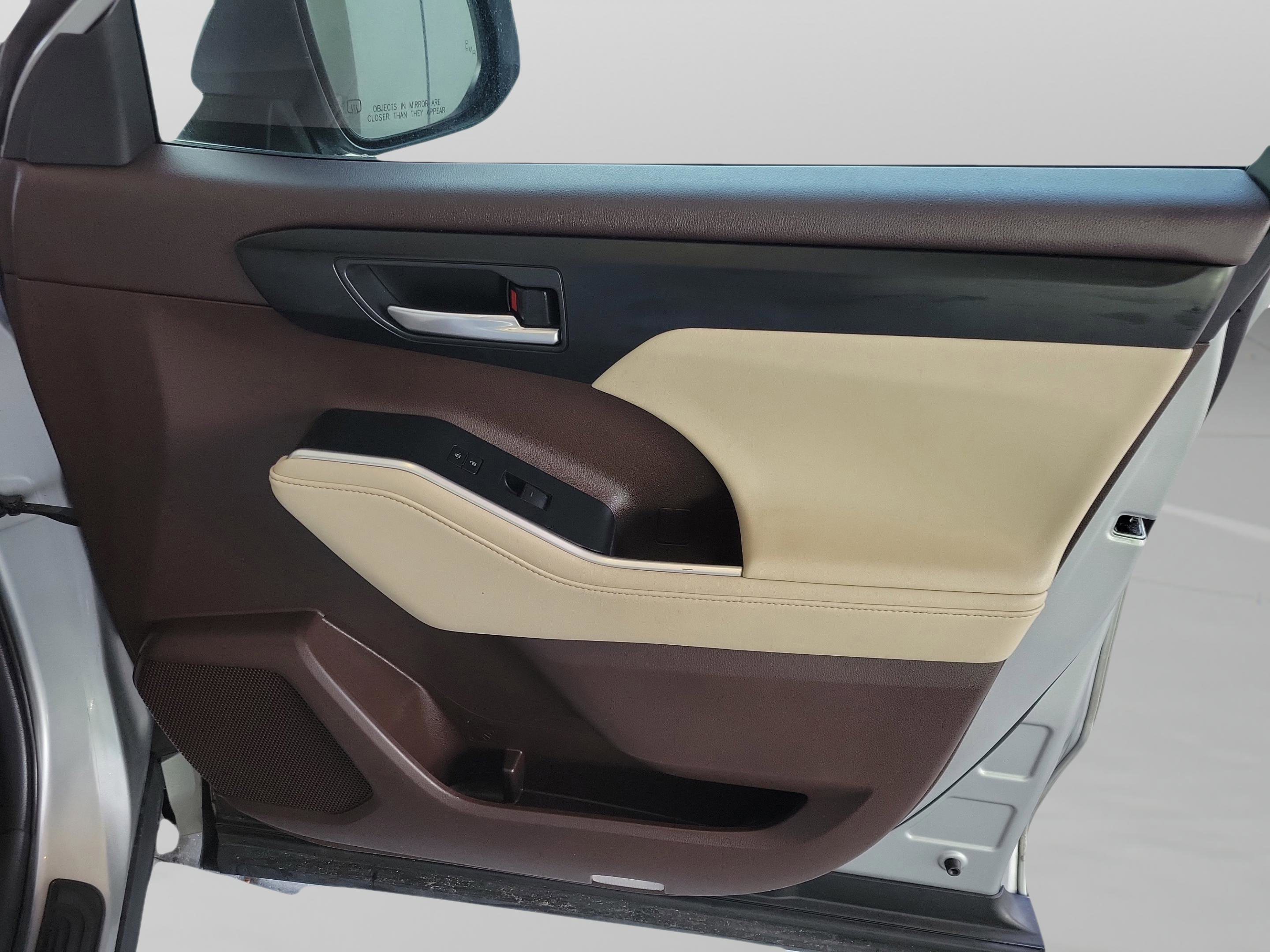 Used 2020 Toyota Highlander XLE image 13